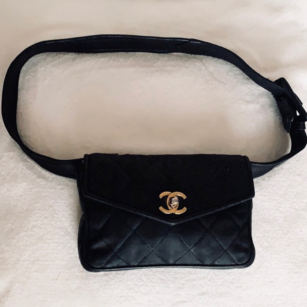 CHANEL Black Crossbody Bag with Gold Accents - Picture 9 of 16